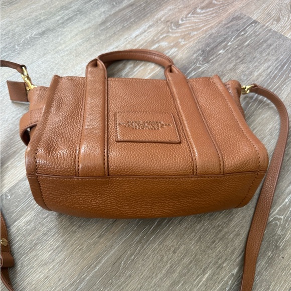 Marc Jacobs THE LEATHER SMALL TOTE BAG - Picture 8 of 16